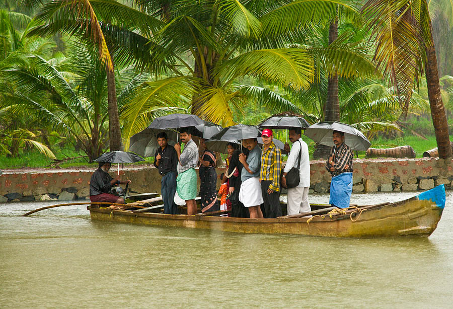 Life in the Valiyaparamba backwaters, Kerala<br>5D, EF 24-105L