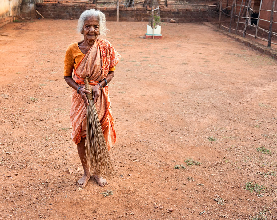 Jayashree Gaonkar in the courtyard of the temple Jayashree Gaonkar in the courtyard of the temple 5D, 24-105L