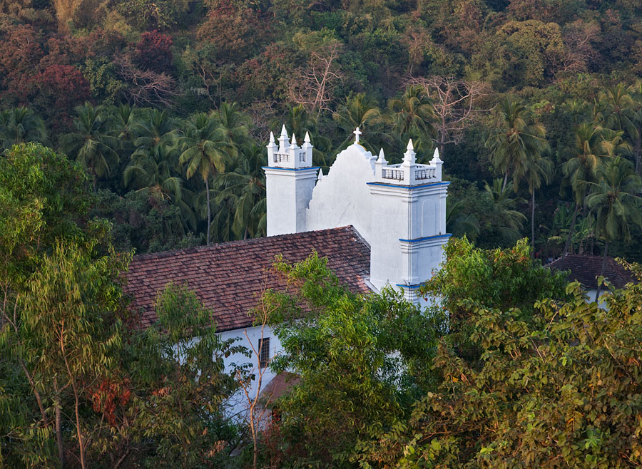 The church seen from Reis Magos fort