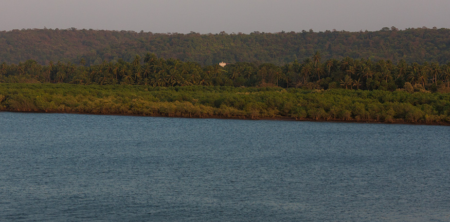 Wide view from Siolim bridge